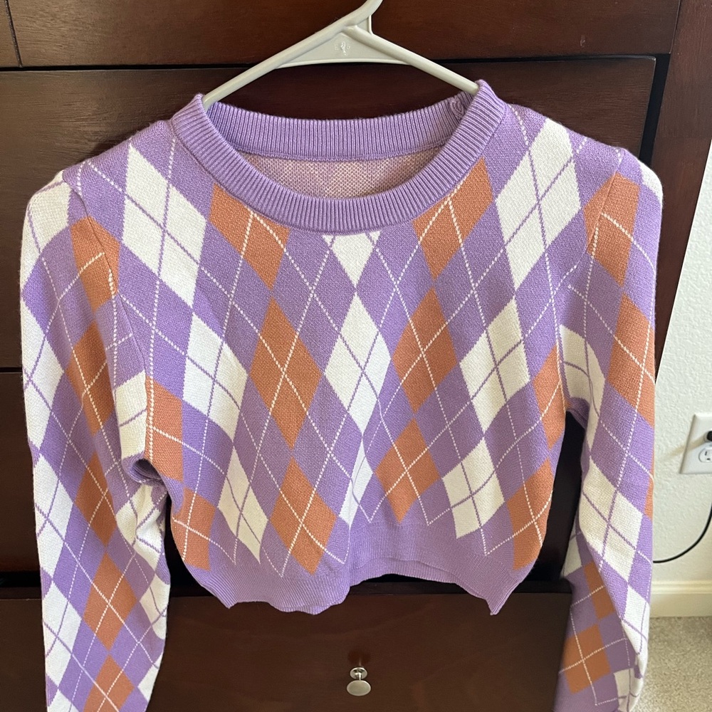 NWOT purple, light brown and white argyle sweater. No style tags, fits xs/s